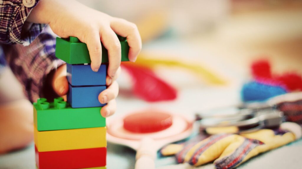 A escolha do nome de um bebê é uma decisão que carrega tradição, cultura e, muitas vezes, histórias familiares. No Brasil, essa escolha é influenciada por uma rica tapeçaria cultural